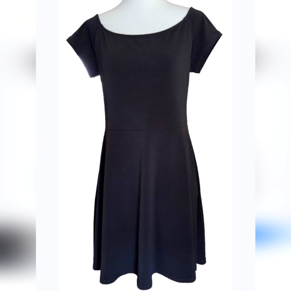Kimchi Blue Cap Sleeve Fit and Flare Dress Size Small  good condition color blac